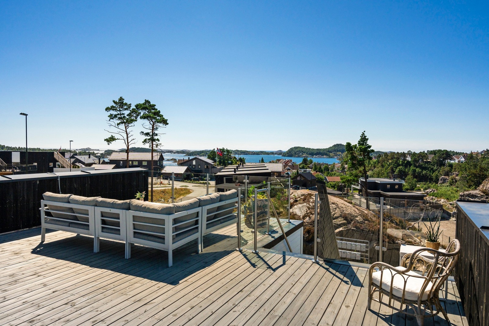 Velkommen til Bårågerveien 23 - Her får du en fantastisk takterrasse på 74 kvm med sol fra morgen til kveld og utsikt mot sjøen Galleribilde