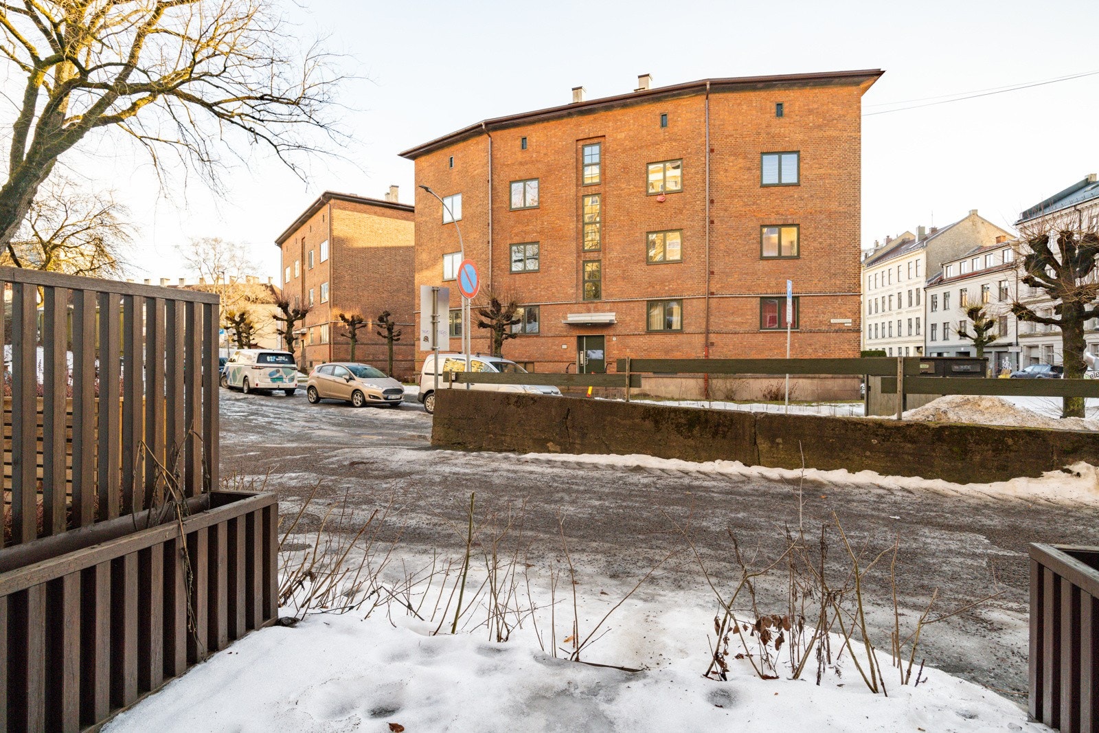 Fra stuen er det utgang til en koselig terrasse på ca. 5m². Terrassen har terrassebord på gulv og levegger med blomsterkasser som gjør at du sitter lunt og skjermet. Galleribilde