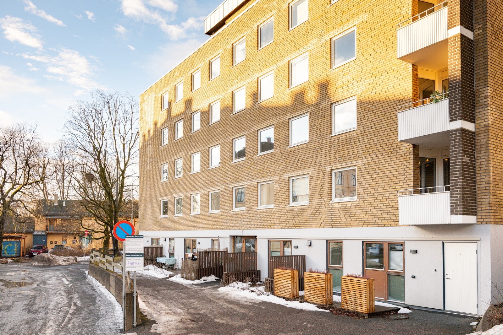 Her bor du i frodige usjenerte omgivelser rett mot Bjølsenparken i en rolig sidegate, samtidig som du har kort avstand til matbutikker og andre servicetilbud, kollektiv transport, hyggelige kaféer m.m. Galleribilde