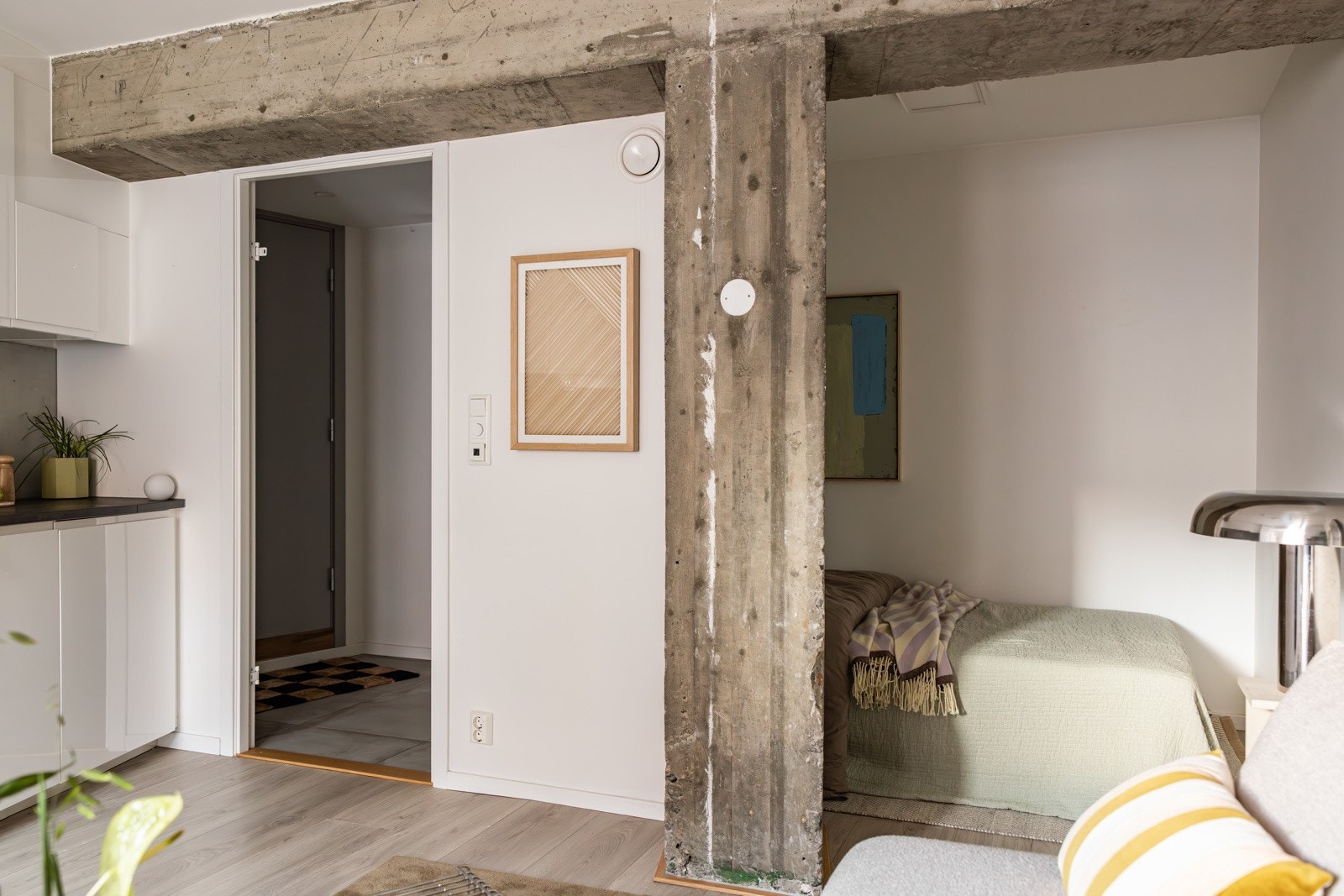 Leiligheten har betongdetaljer som gir rommet et kult særpreg. Galleribilde