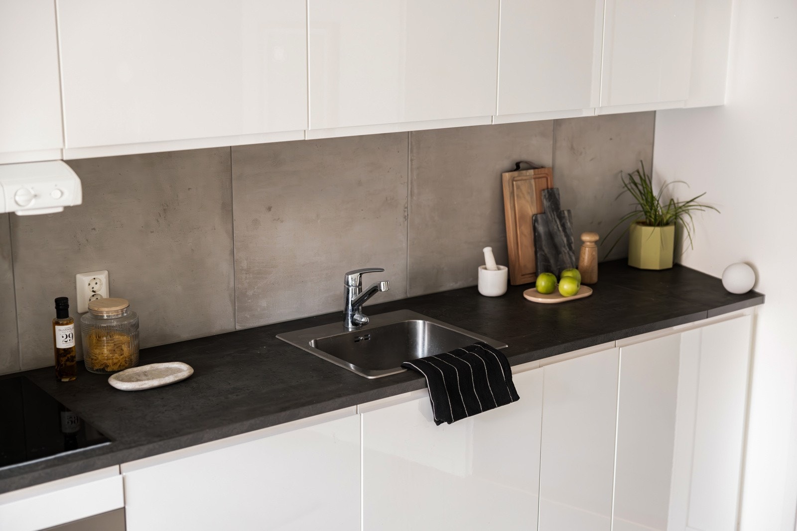 Kjøkkenet er fullt utstyrt med medfølgende integrerte hvitevarer som nedfelt platetopp, stekeovn, oppvaskmaskin og kjøleskap med frysedel. Alle hvitevarer medfølger. Over platetoppen er det avtrekk via balansert anlegg. Galleribilde