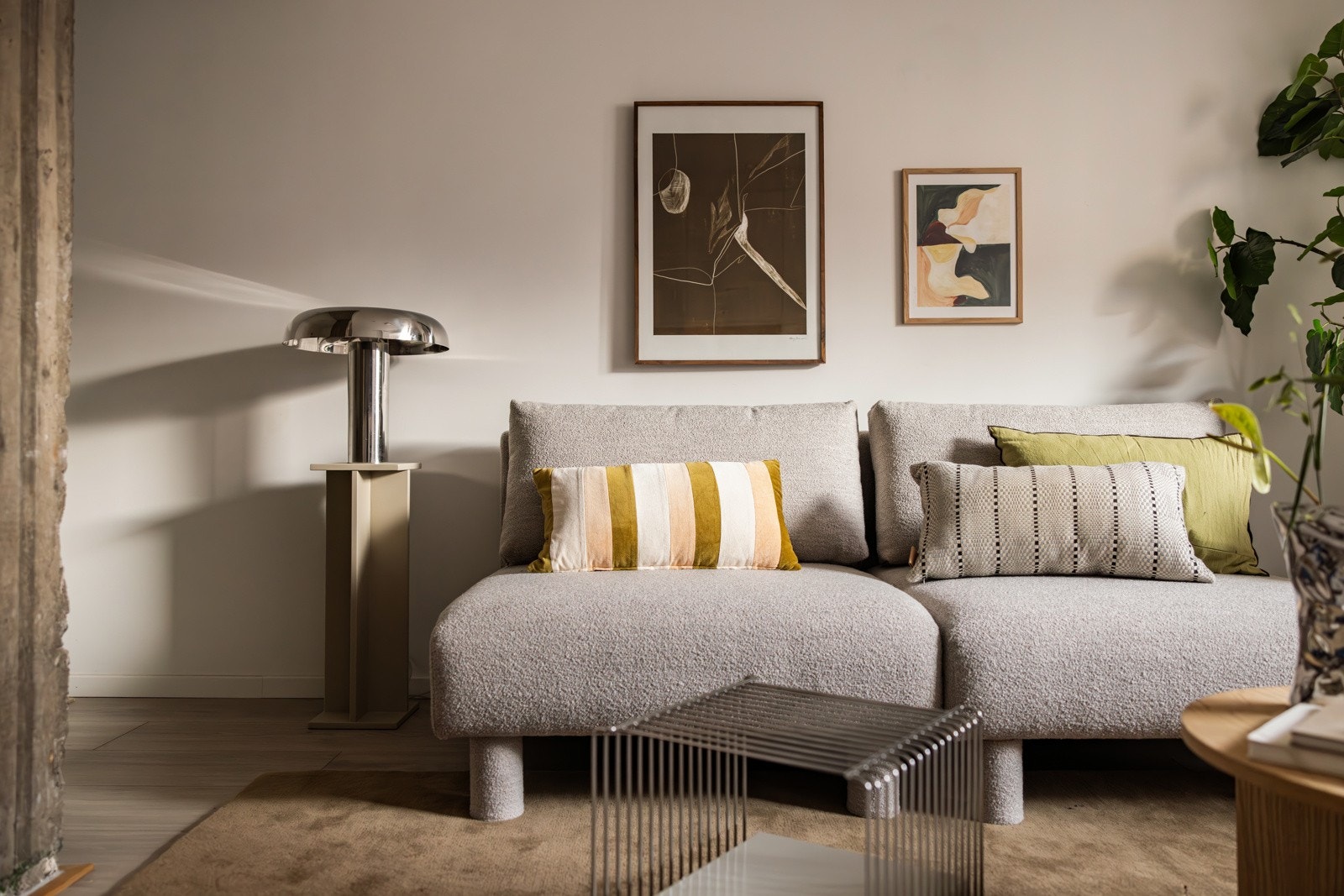 Stuen er det naturlige oppholdsrommet i leiligheten, og er et lyst og fint rom. Galleribilde