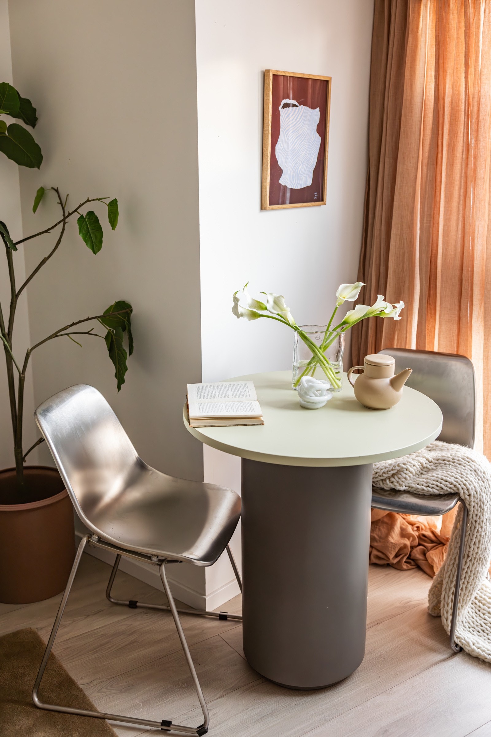 I stuen har du plass til både sofa med salongbord og et lite spisebord. Galleribilde