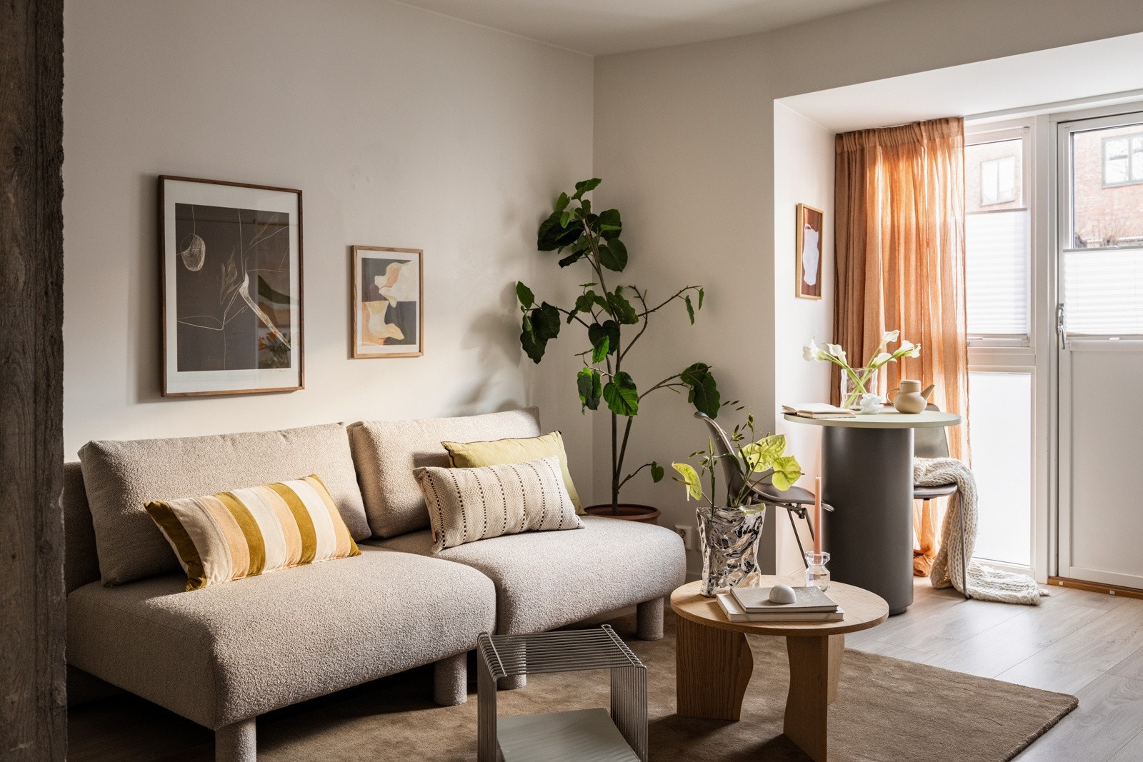 Stuen har vindu og terrassedør fra 2019 som slipper inn fint lys. Galleribilde