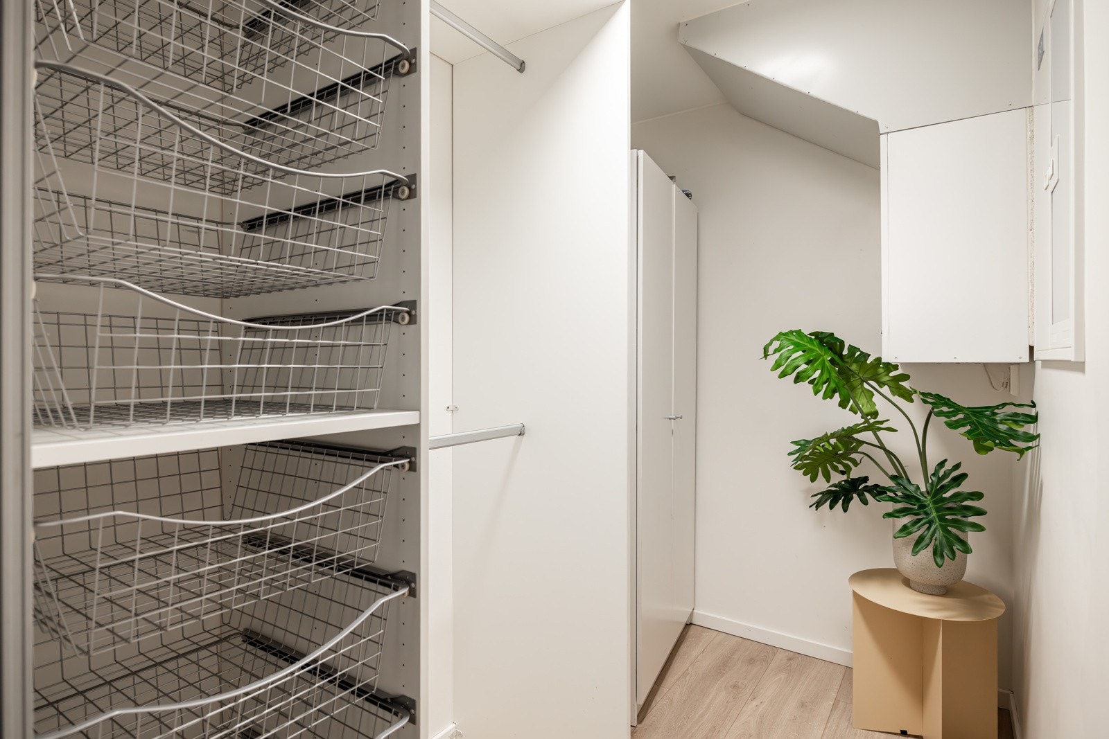 I entréen er det store skyvedører med speil med adkomst til en romslig og praktisk bod. I boden er det god oppbevaringsplass i garderobeskap, samt åpen løsning med kurver og oppheng. Galleribilde