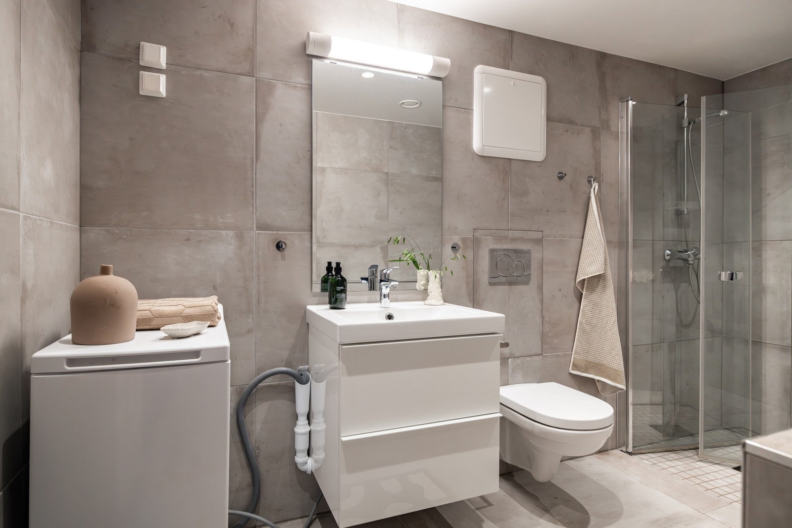 Leiligheten har et stilrent og moderne baderom fra 2019/20. Baderommet har flotte fliser på gulv og vegger, elektriske varmekabler, downlights i himlingen og balansert ventilasjon. Galleribilde