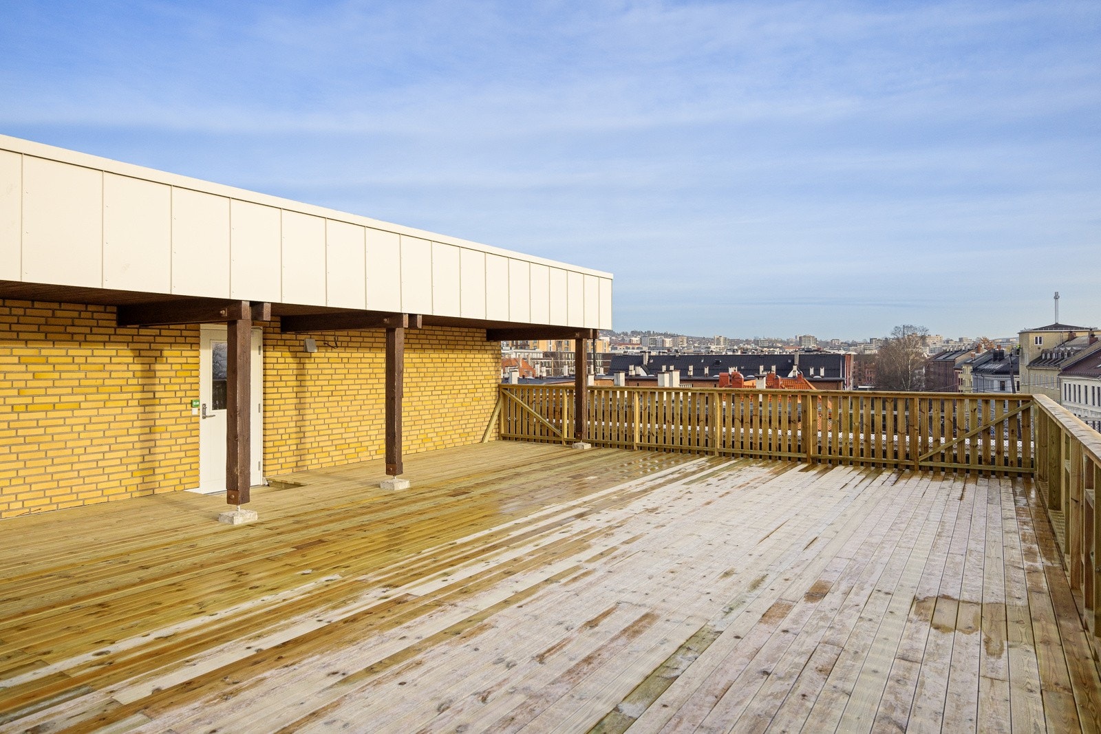 Som beboer har du også tilgang til en solrik og nylig oppgradert felles takterrasse. Galleribilde