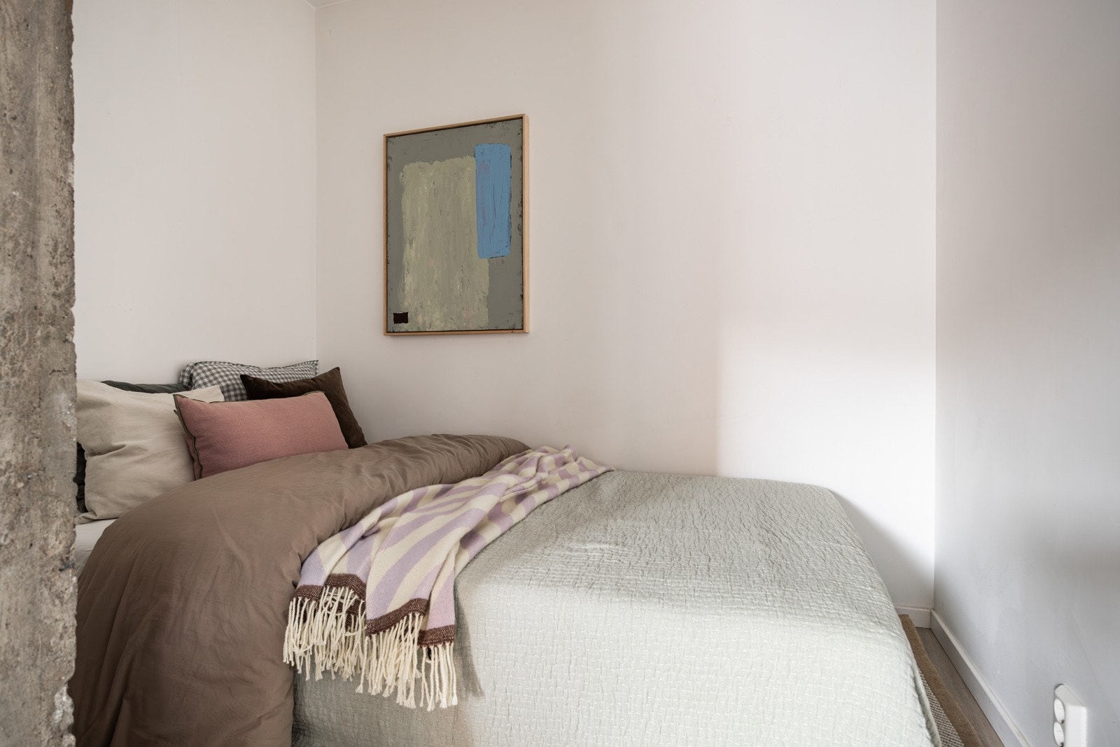 Det er også en delvis adskilt sovealkove med plass til dobbeltseng. Galleribilde