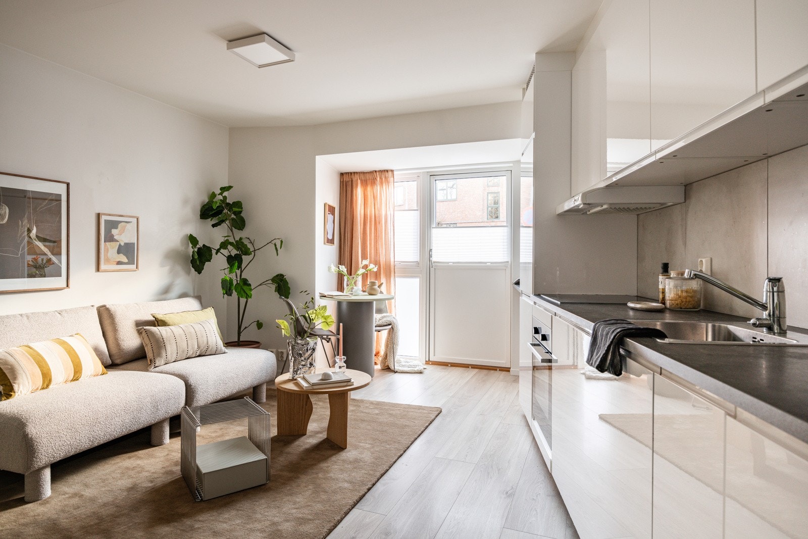 Leiligheten ble etablert i 2019/20 og holder en gjennomgående god og moderne standard fra da - her kan du flytte rett inn! Galleribilde