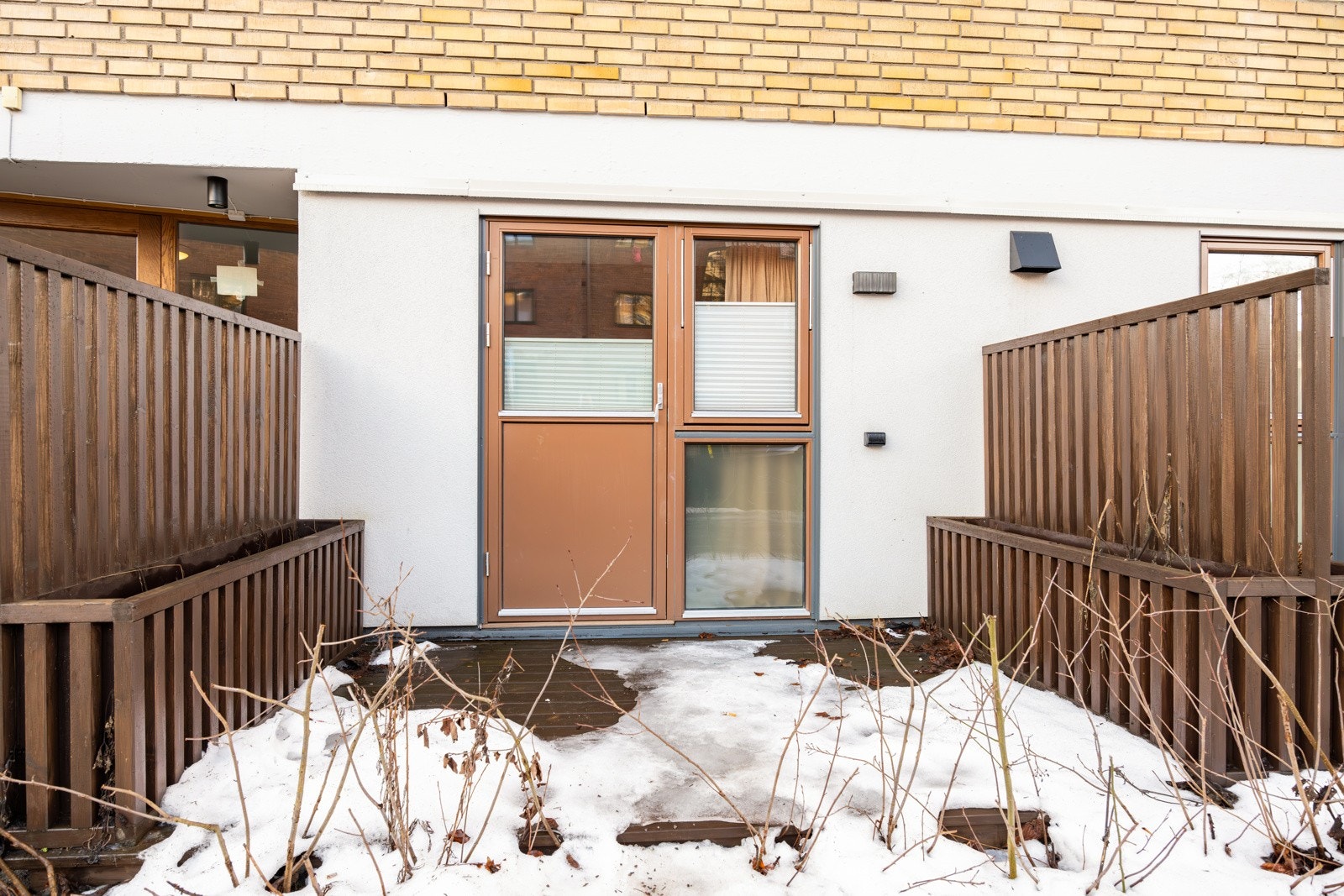 På terrassen har du plass til sittegruppe etter eget ønske og behov. Det er også montert utebelysning og stikkontakt. Dette er en fin plass på varme sommerdager! Galleribilde