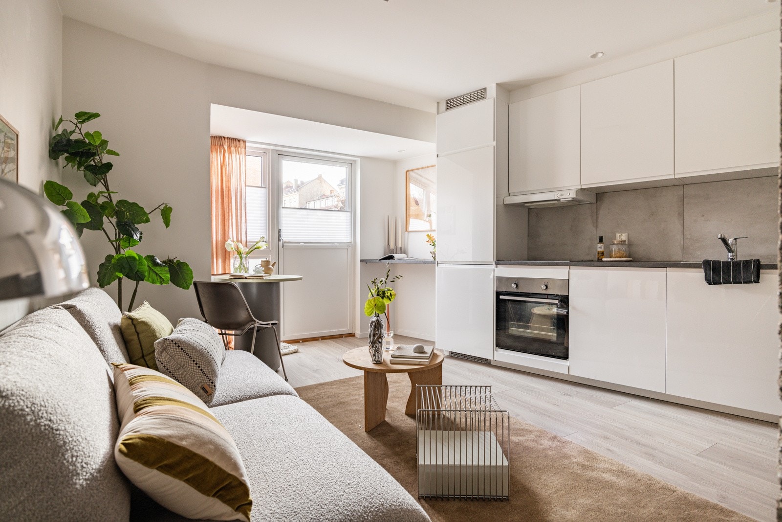 Moderne Ikea-kjøkken fra 2019/20 med god skap- og benkeplass. Galleribilde