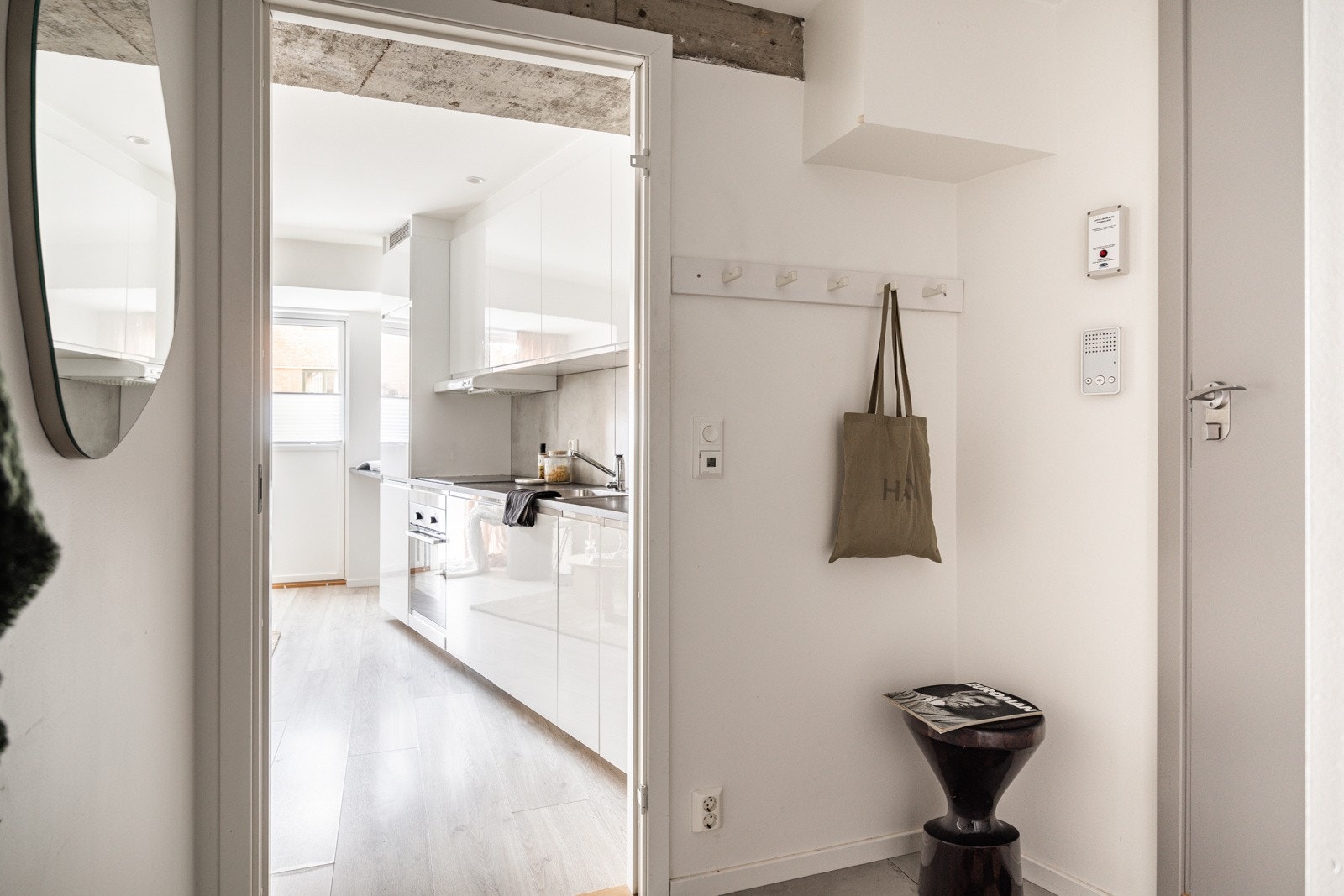 Når du entrer leiligheten kommer du inn i en lys entré med plass til sko og oppheng av yttertøy. Galleribilde