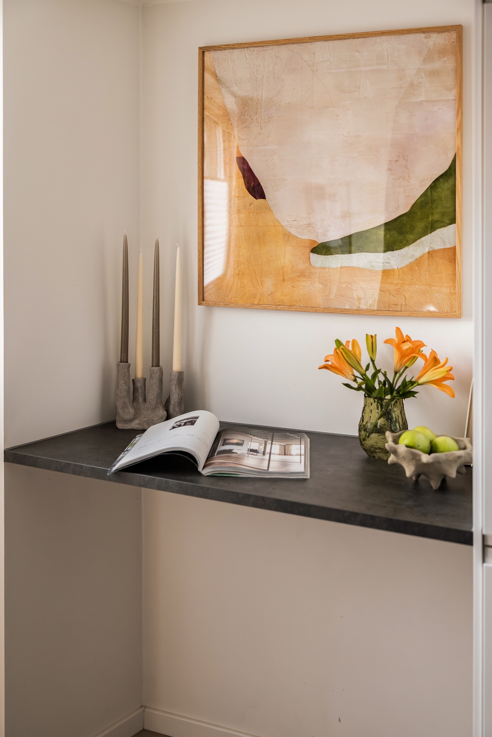 I tilknytning til kjøkkenet er det etablert en benkeplate som gir en koselig plass med barstoler. Galleribilde