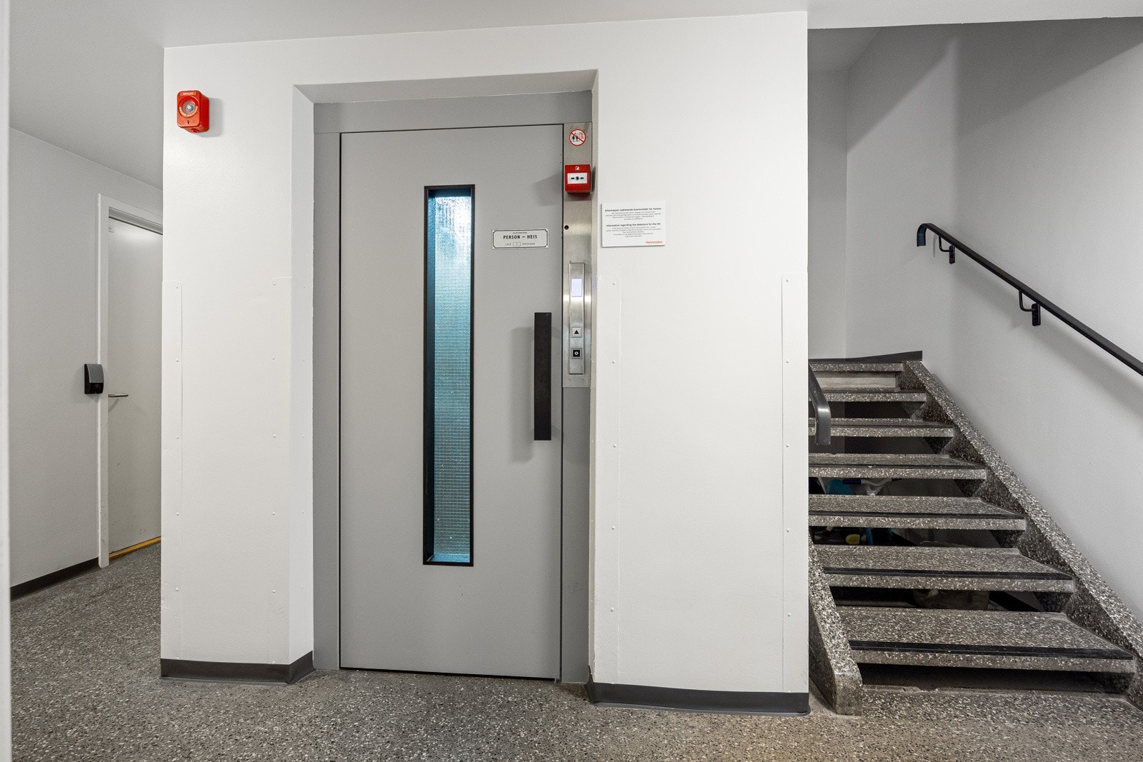 Felles trapperom med heis. Galleribilde