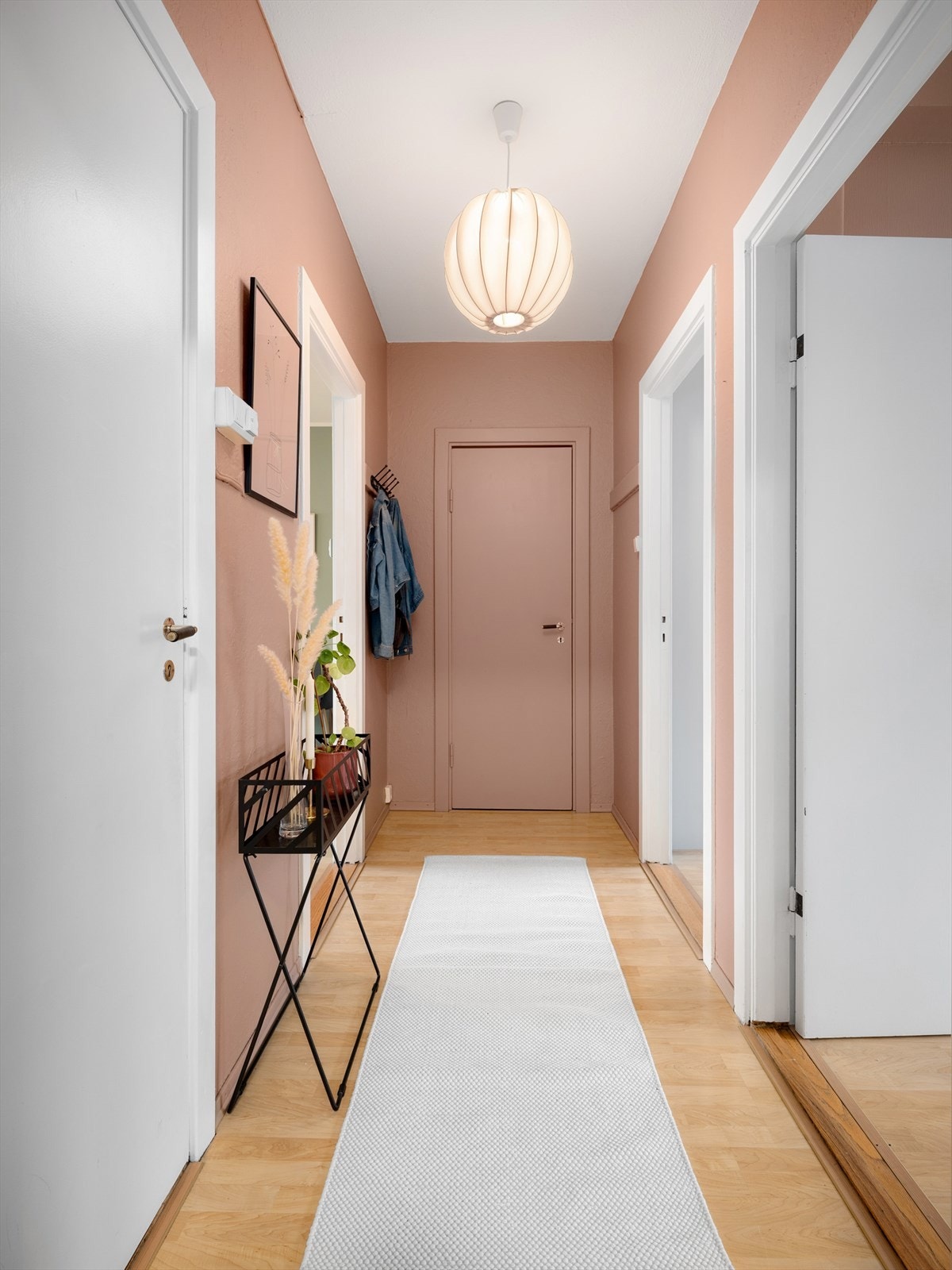 - I enden av entréen finner du en praktisk innvendig bod på ca. 3 m² - Galleribilde