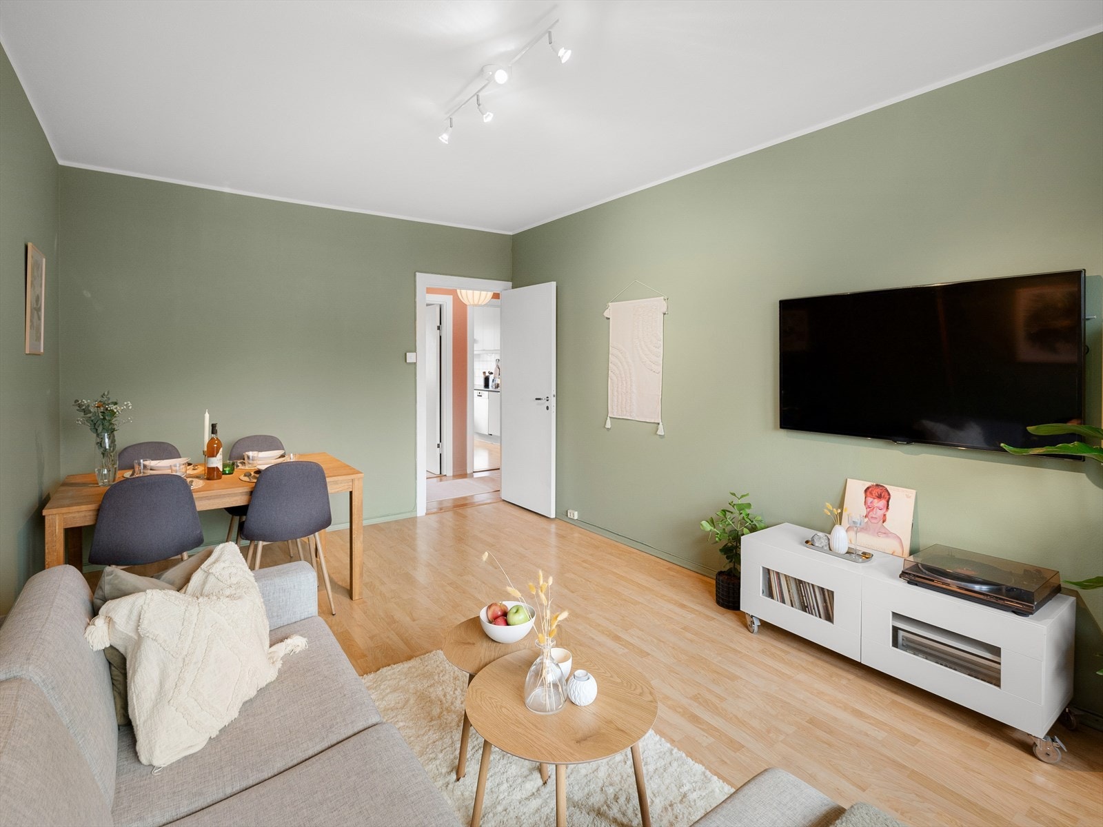 - Alle overflatene med unntak av den innvendig boden ble malt i 2018 og 2022 - Galleribilde