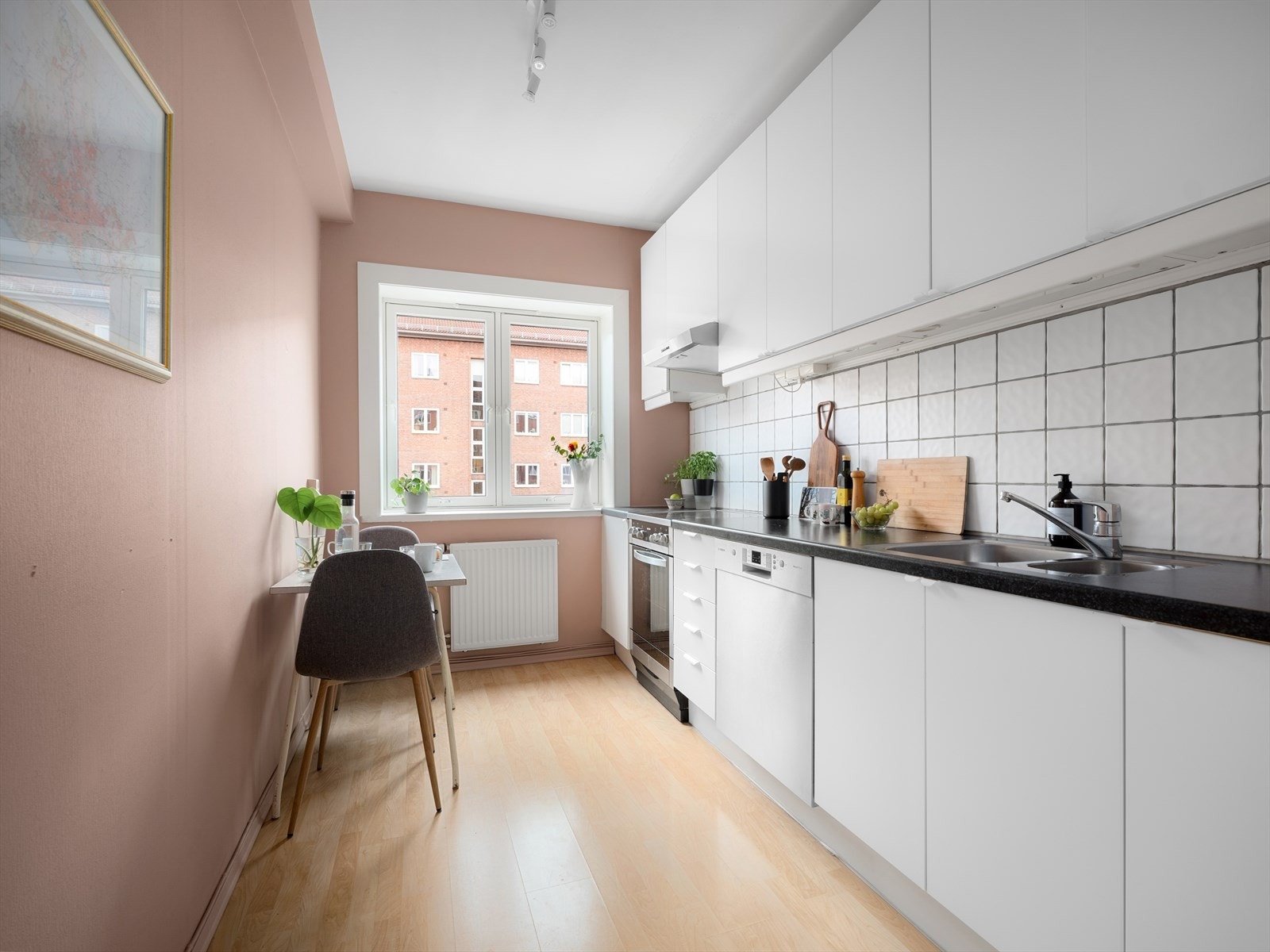 - Kjøkkenet ligger separat, og byr på godt med skap- og benkeplass - Galleribilde