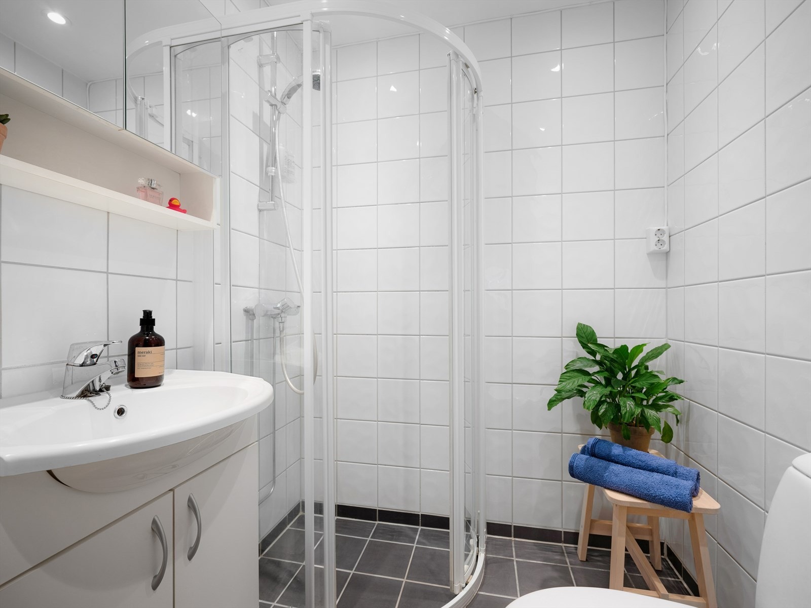 - På badet ble det satt inn nye spotlamper i 2024. I 2023 ble blandebatteri og vaskemaskinkran byttet. Arbeidet er utført av faglært - Galleribilde