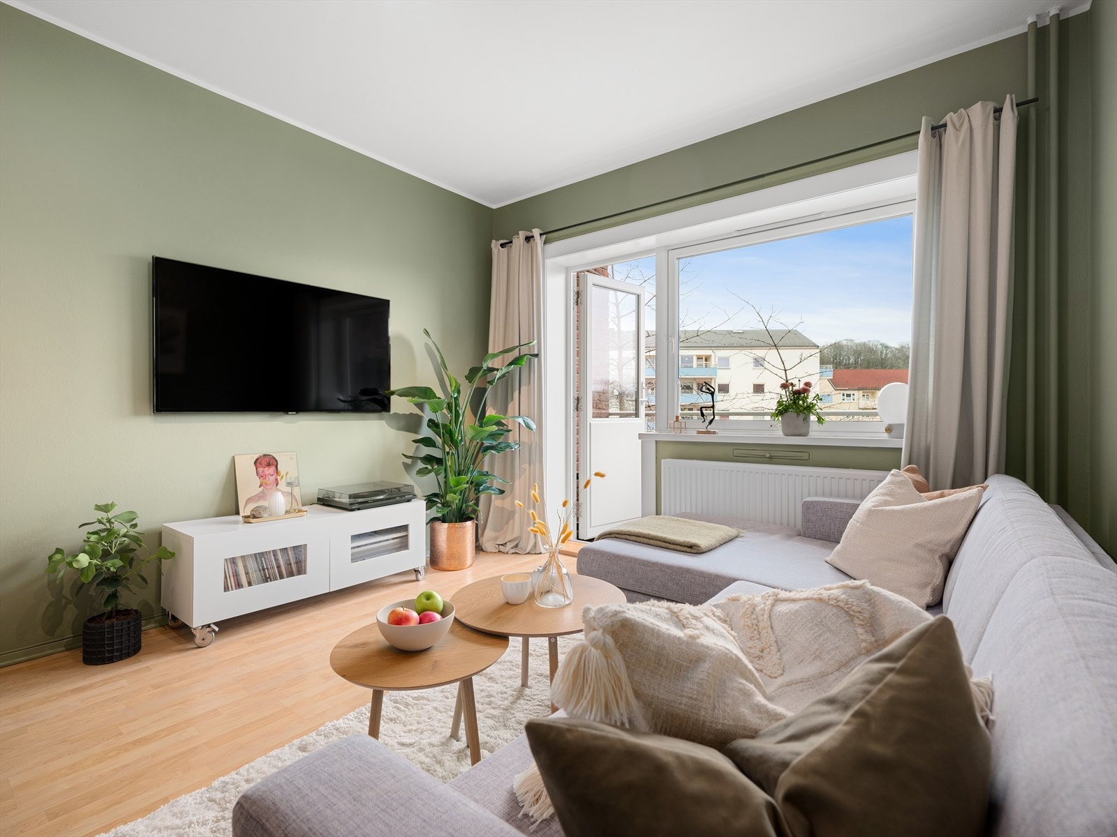 - De store vindusflatene bidrar til flotte innvendig lysforhold. Vinduene ble byttet i 2018 - Galleribilde