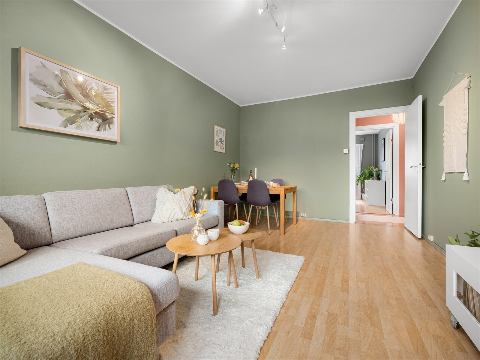 - Takhøyden er mål til ca. 2,65 meter - Galleribilde