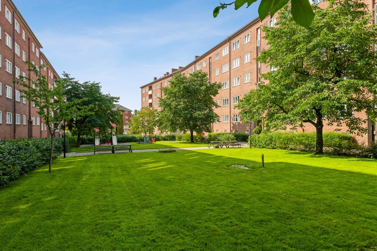 - I den avlukkede bakgården finner du flere hyggelig sittegrupper, egen grillplass, lekeplass og sykkelstativ - Galleribilde