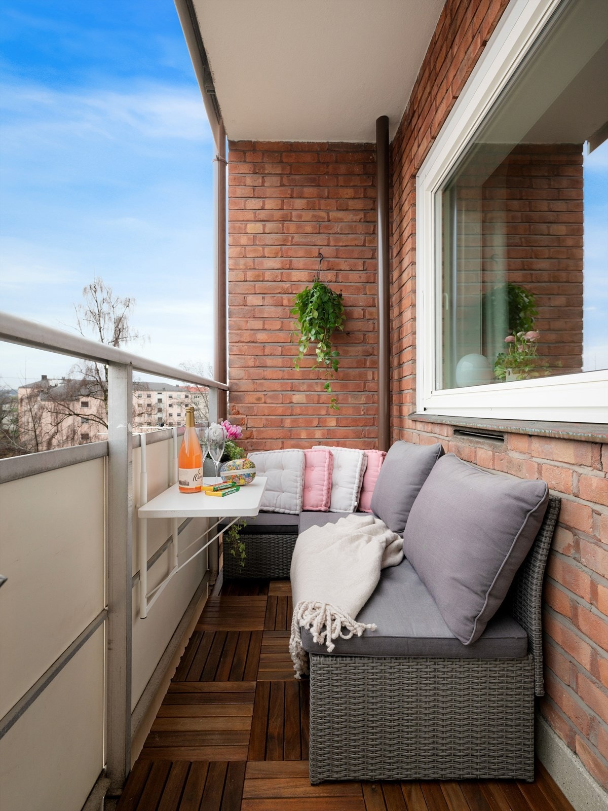 - Balkongen vender sør-øst, og det er sol fra morgen til ca. kl: 14:30 på sommerstid - Galleribilde