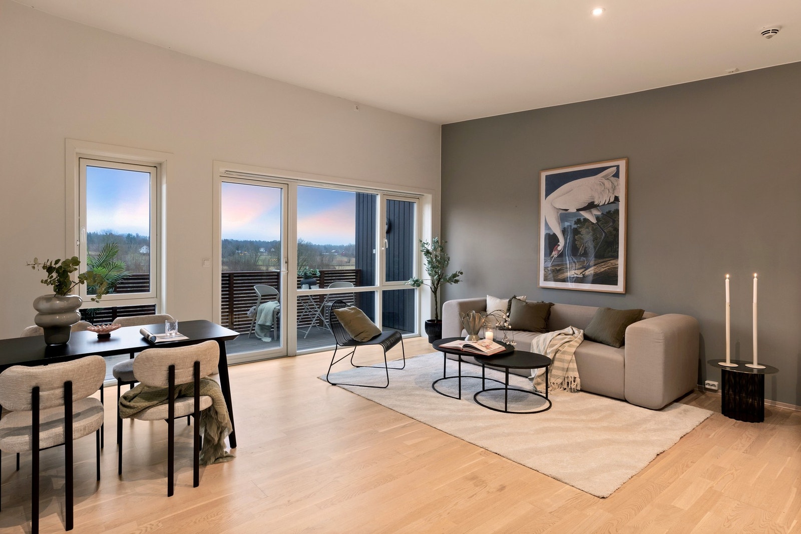 Stuen har fine overflater og tidsriktige farger Galleribilde