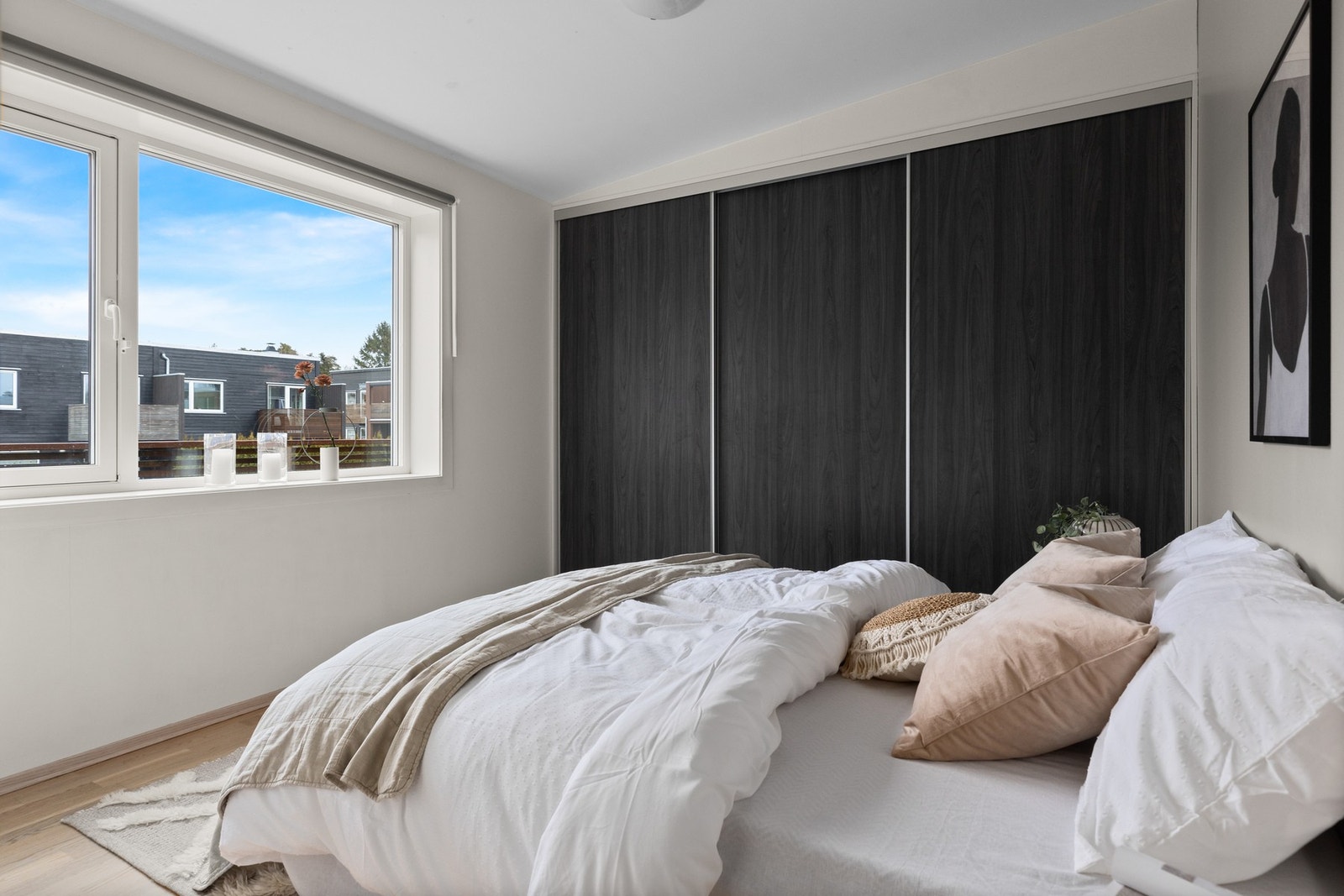 Soverommet har plass til dobbeltseng og innredet med skyvedørsgarderobe Galleribilde