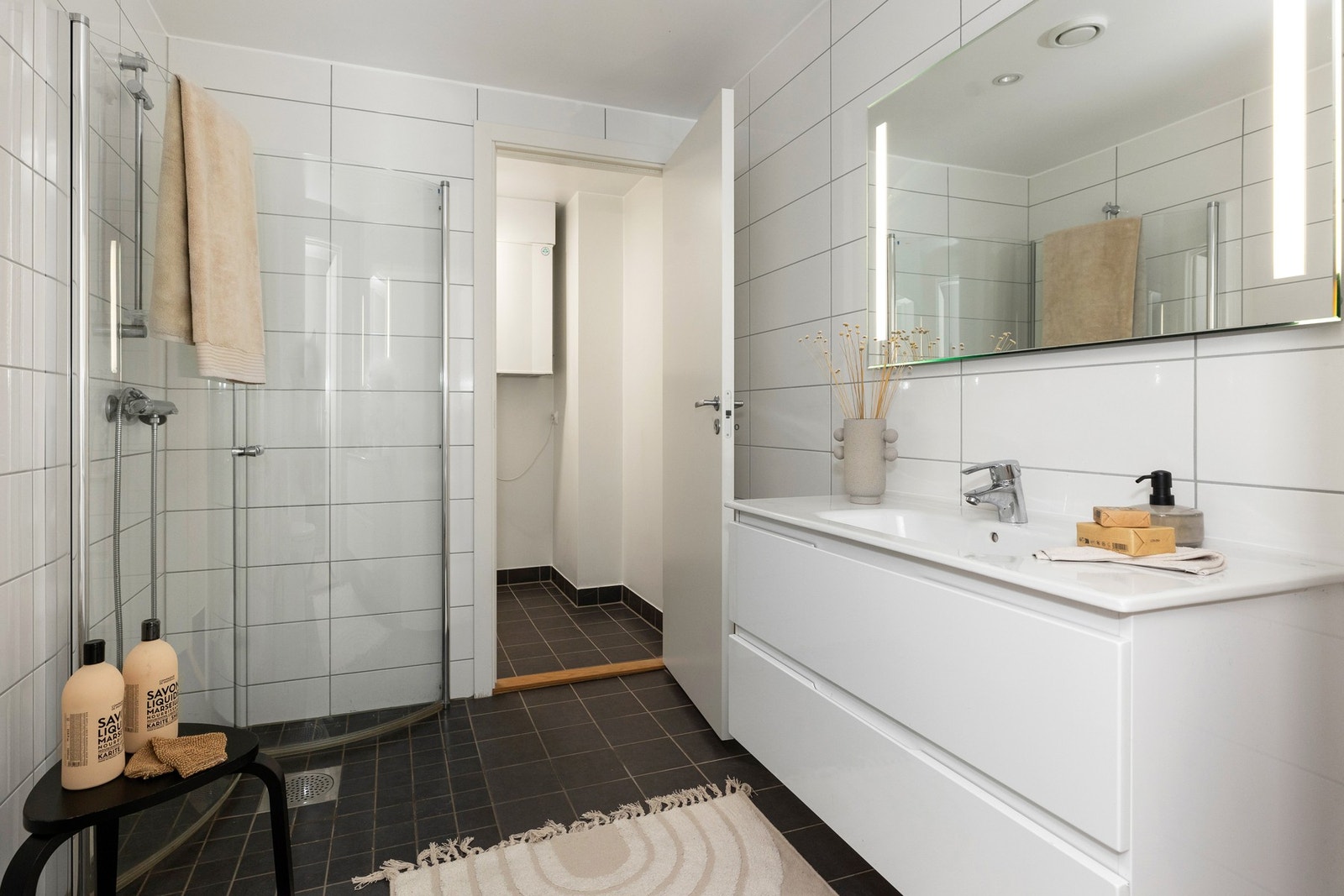 Badet har tidløse fliser på gulv og vegger, samt varmekabler. Galleribilde