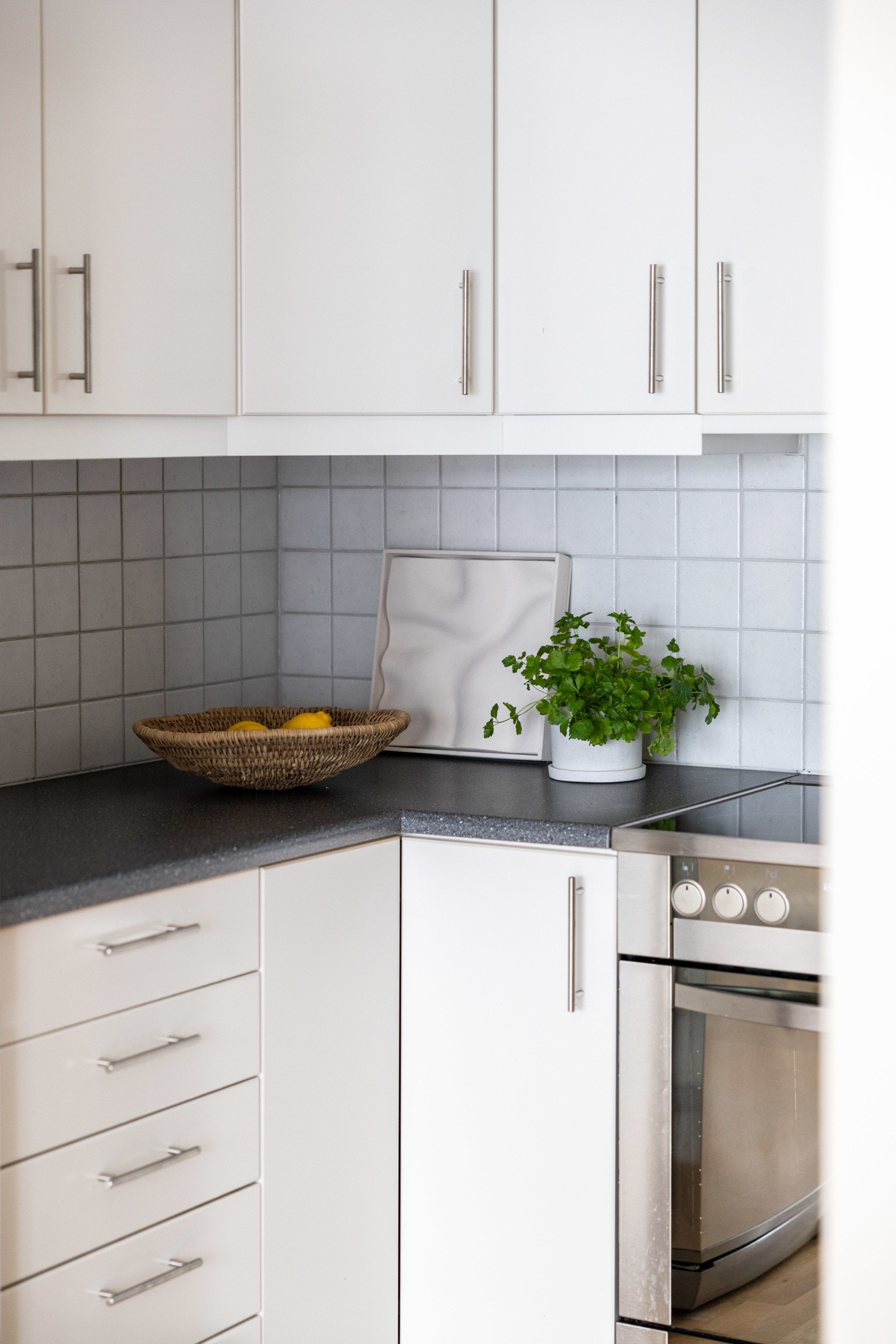 Flislagt mellom benkeplate og overskap samt belysning under overskap og stikkontakter. Galleribilde