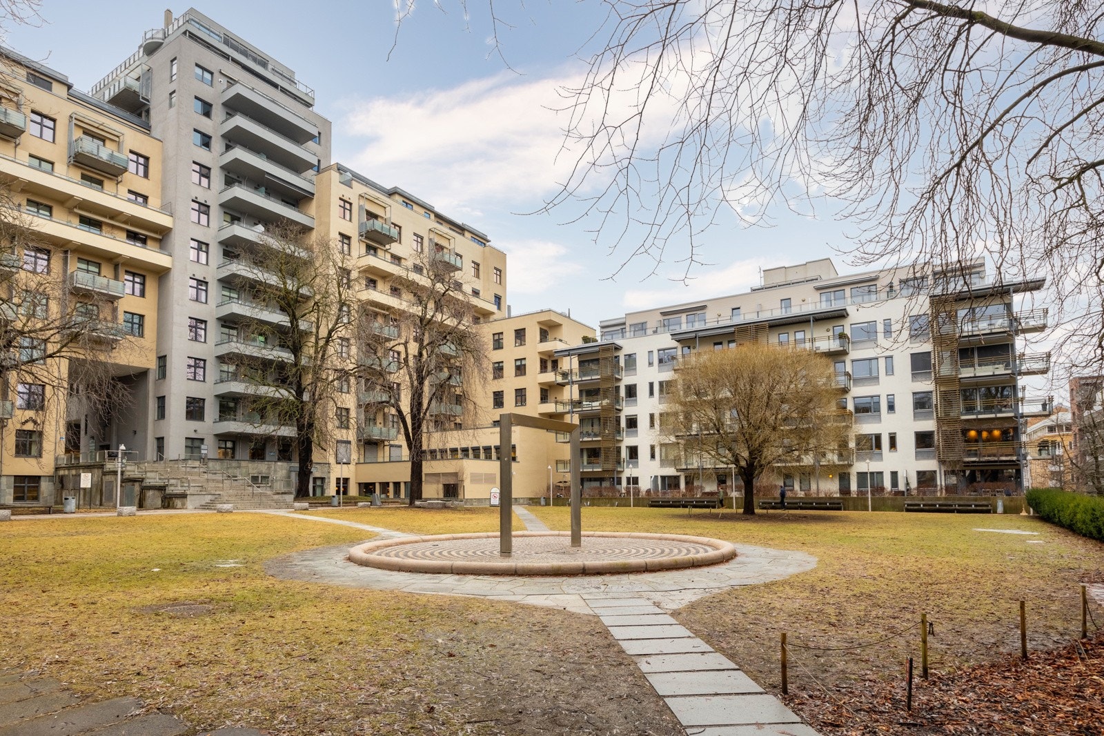 Her bor man i et rolig område med en hyggelig park og nærhet til alt man trenger i hverdagen. Galleribilde