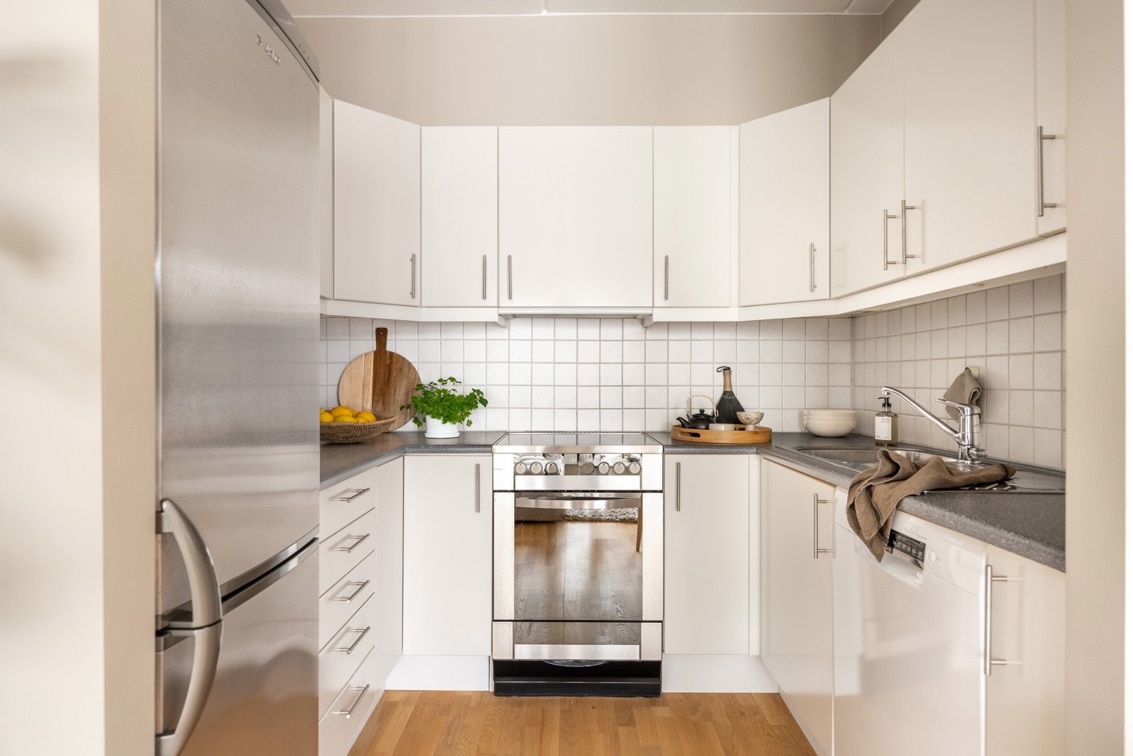 Kjøkkeninnredning fra byggeår med slette fronter og laminert benkeplate. Galleribilde