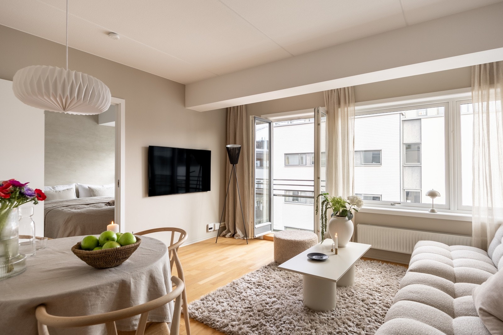 Stuen kan enkelt innredes med både sofa- og spiseseksjon. Galleribilde