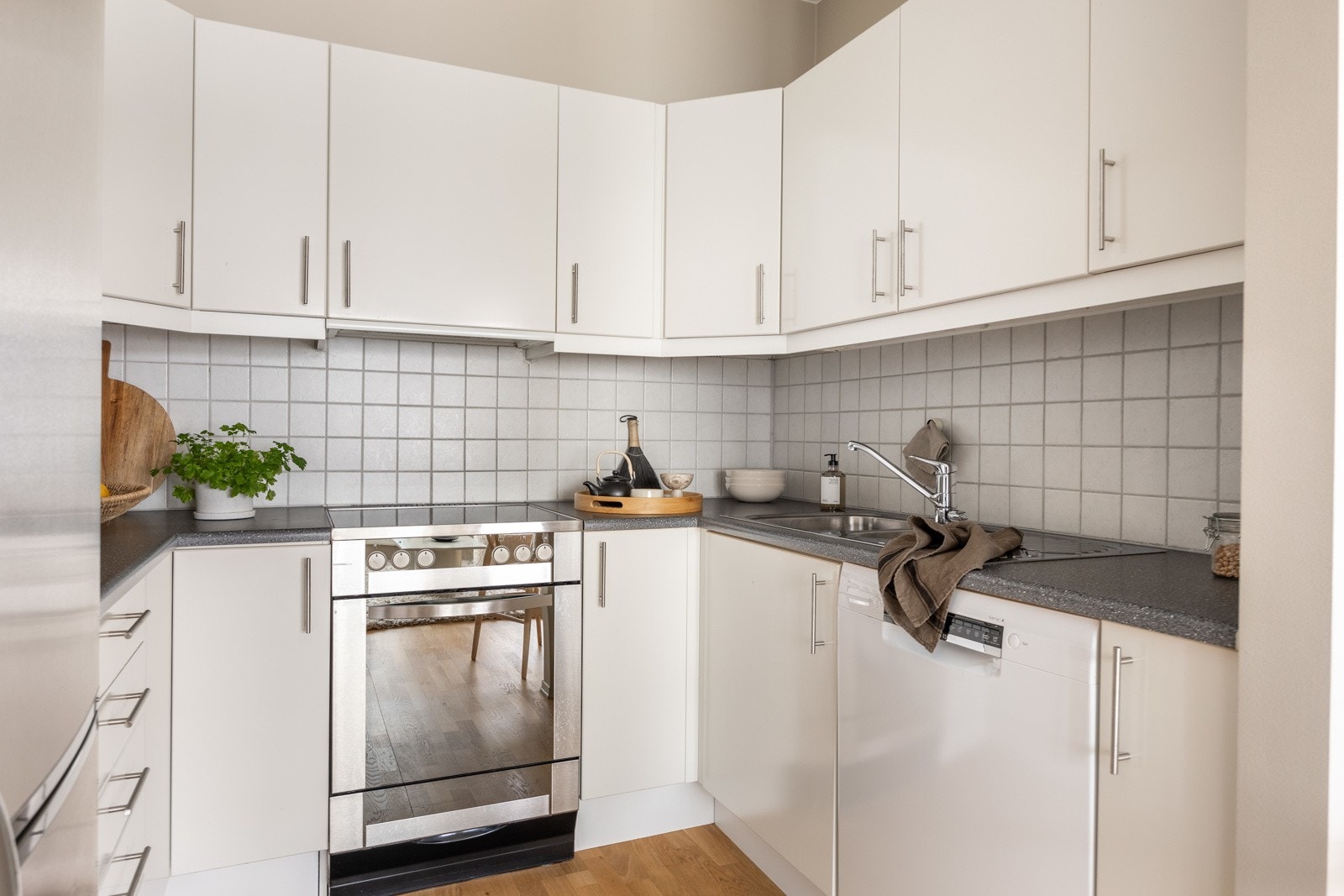 Kjøkkenet har mye skap- og benkeplass, hvor man har gode oppbevaringsmuligheter. Galleribilde