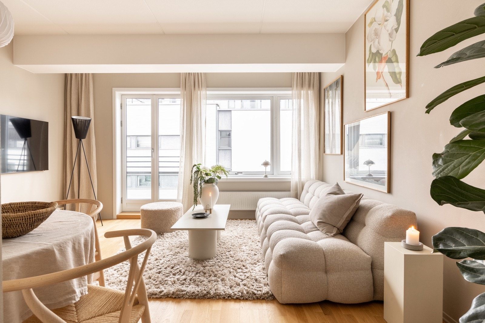 Attraktiv og lys 2-roms med heis, fransk balkong og felles solrik takterrasse. Galleribilde