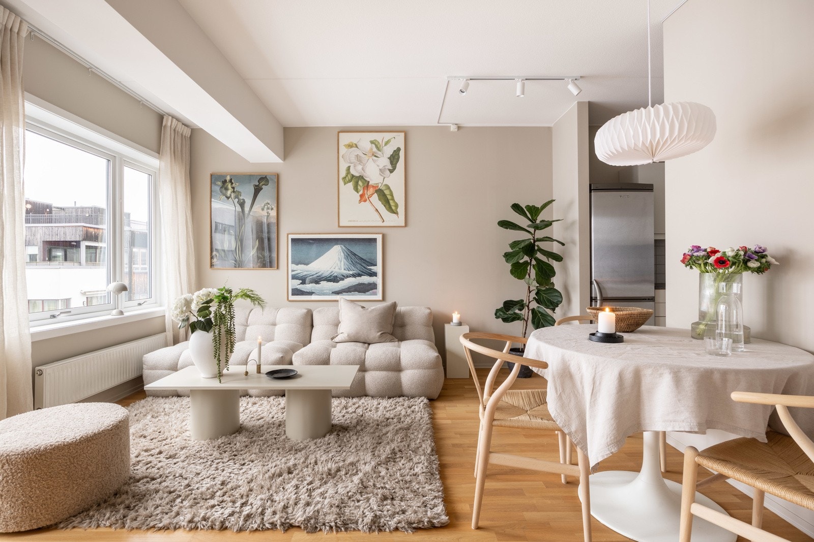 Leiligheten har store vindusflater som slipper inn mye naturlig lys. Galleribilde