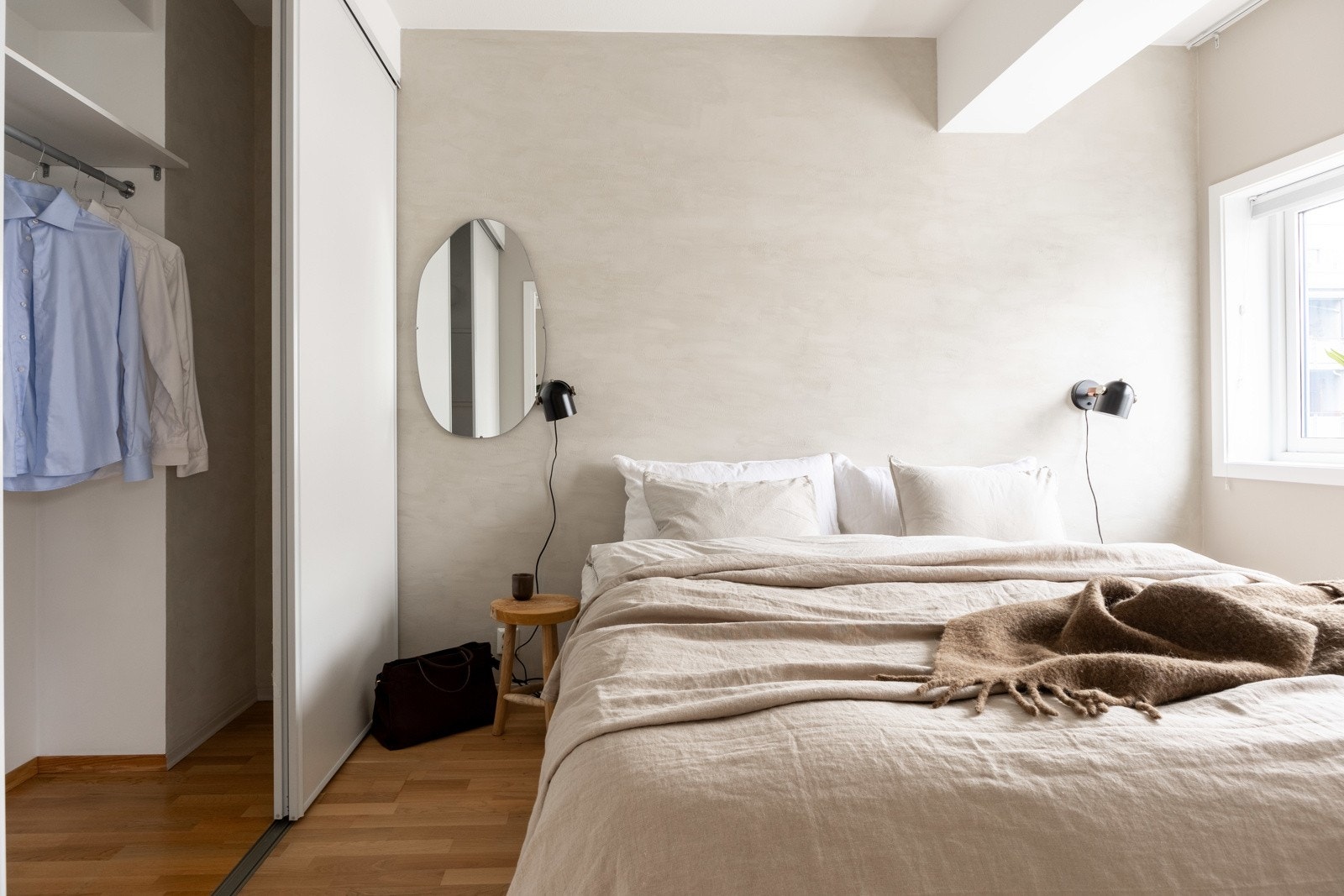 Leilighetens soverom er av god størrelse med innebygget skyvedørsgarderobe. Galleribilde