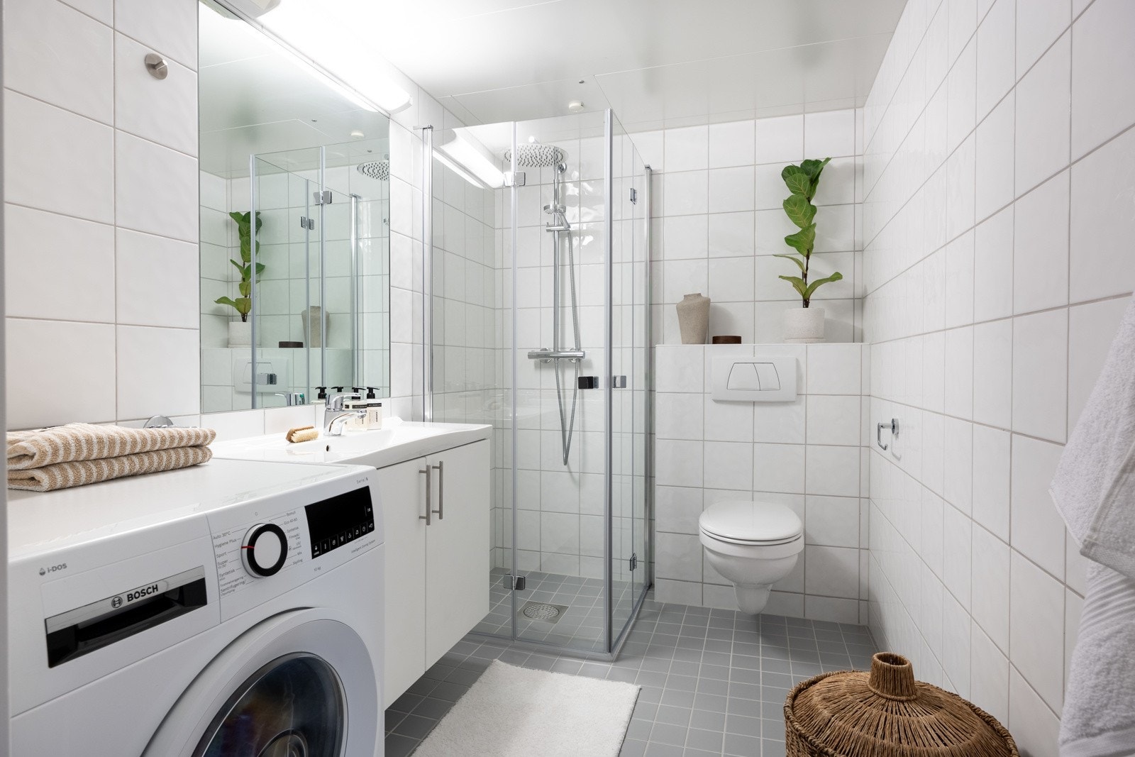 Stort baderom med flislagt gulv med gulvvarme og flislagte vegger. Galleribilde