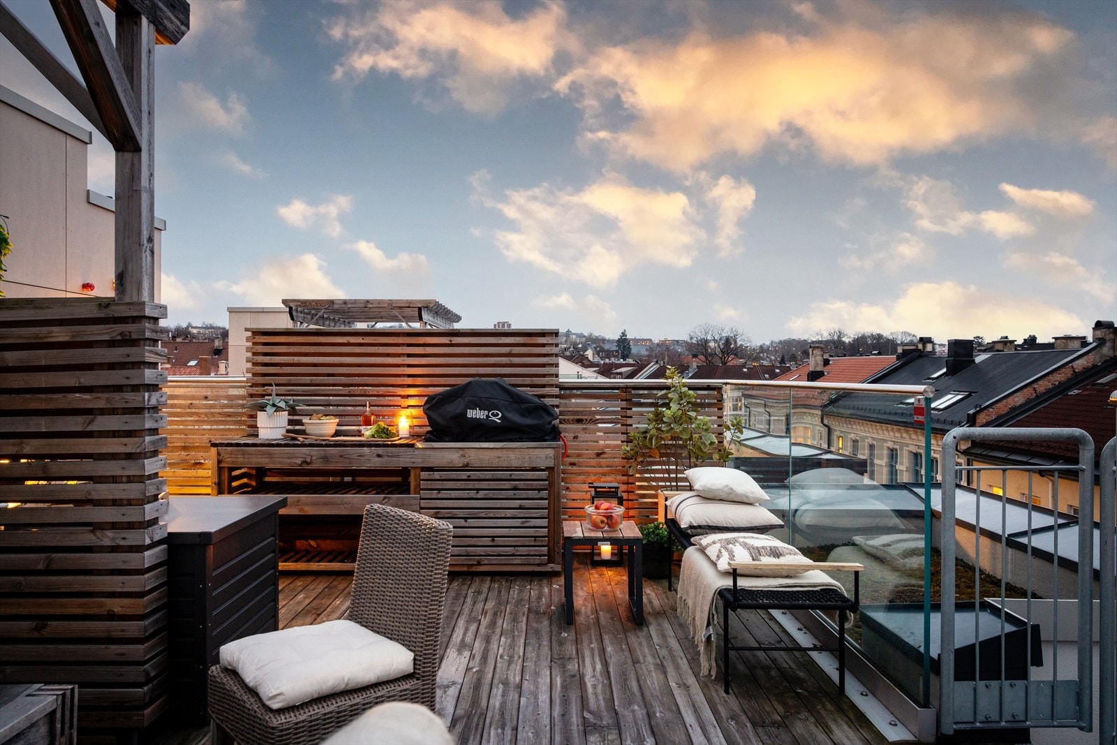 - Fra balkongen er det trapp opp til leilighetens private takterrasse på hele 26 m² hvor treet skaper en vakker, grønn atmosfære på sommeren - Galleribilde