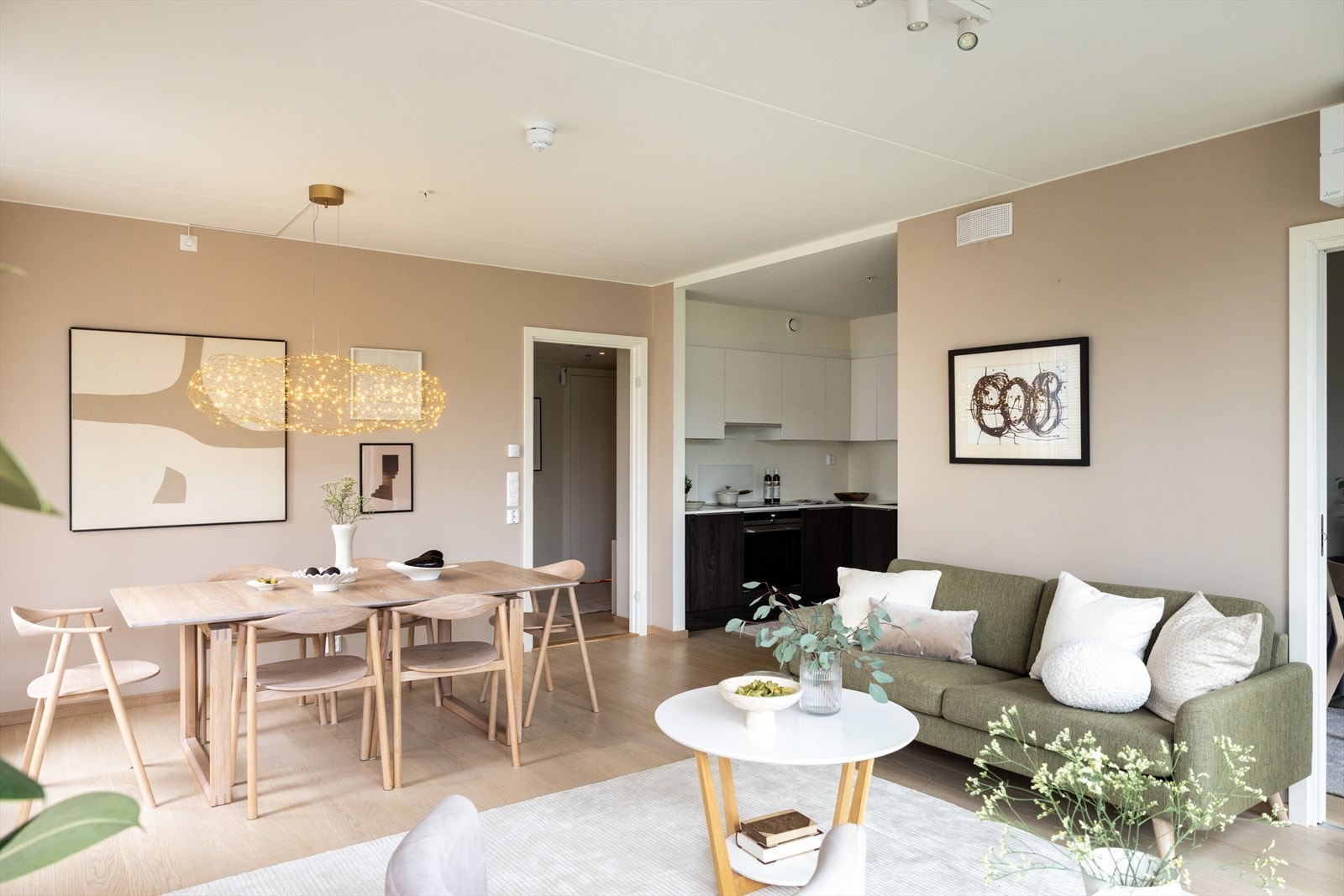 - I stuen er det god plass til sofaseksjon med tilhørende møblement, TV-benk og stort spisebord - Galleribilde