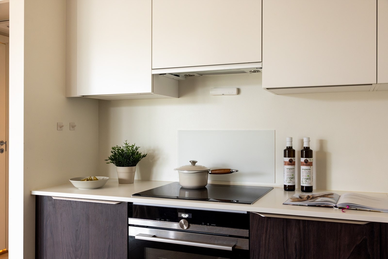 - Integrert induksjonstopp og stekeovn med dampfunksjon fra Siemens, oppvaskmaskin fra Gorenje og kombinert kjøl-/frys fra Whirlpool. Ventilator fra RørosHetta over kokeplass - Galleribilde