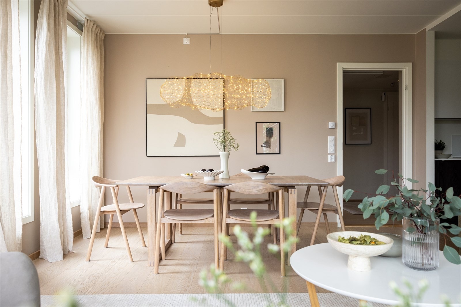 - Leiligheten er malt i delikate og tidsriktige farger - Galleribilde