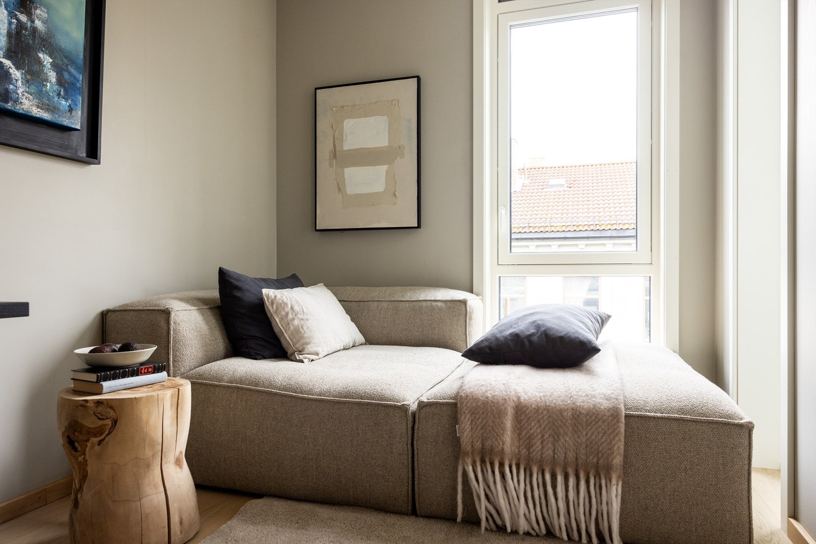 - God plass til dobbeltseng, skrivepult og garderobeløsning - Galleribilde