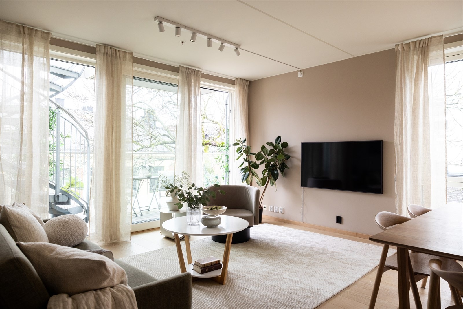 - Varmtvann, fyring, kabel-TV og bredbånd er inkludert i felleskostnadene - Galleribilde