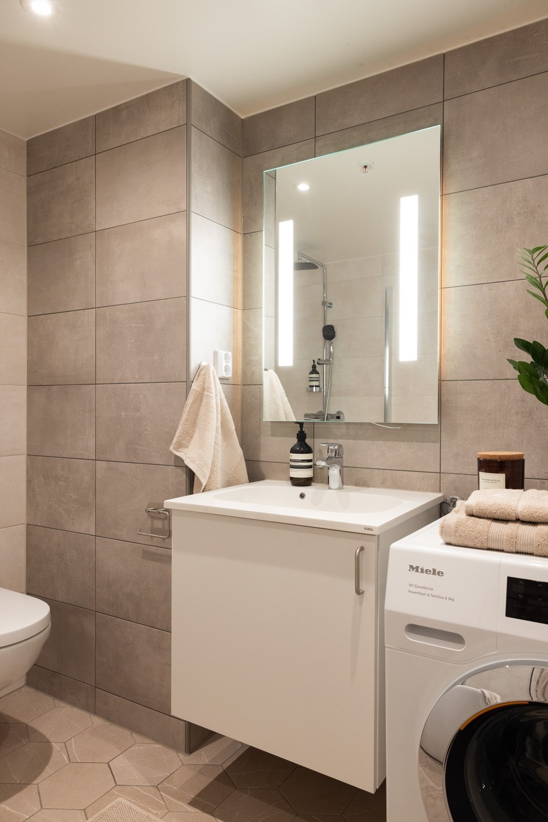 - Baderommet er innredet med vegghengt klosett, servant nedfelt i innredning, speil m/lys og badekar. Balansert ventilasjon. Opplegg for vaskemaskin - Galleribilde