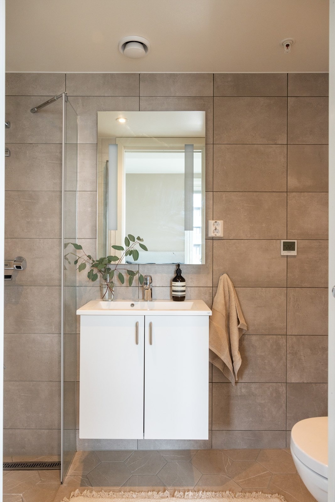 - Flislagt baderom fra 2021 med vannbåren varme i gulvet og downlights i himling - Galleribilde