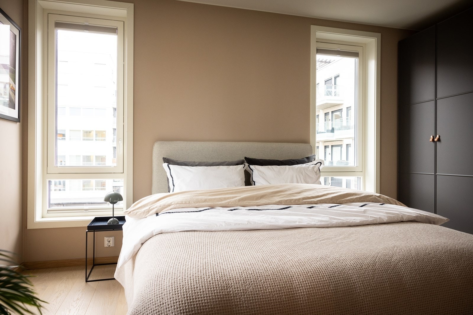 - God plass til dobbeltseng med tilhørende nattbord - Galleribilde