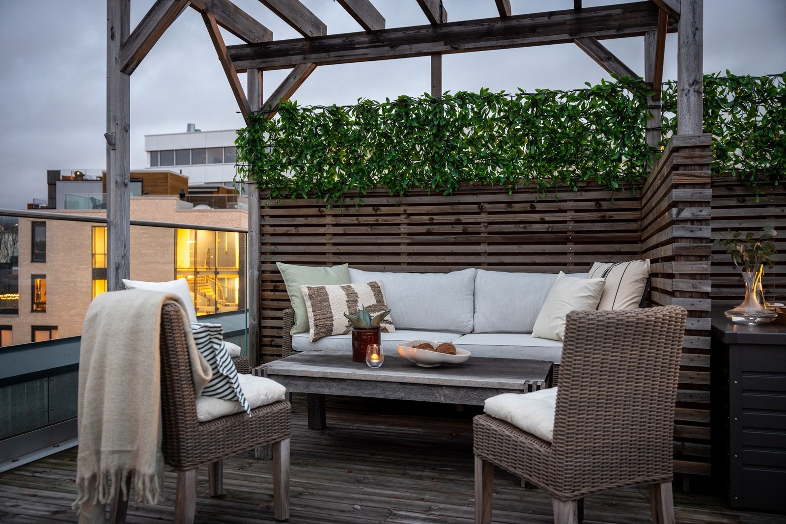 - Det er to varmelamper over sittegruppen som vil følge med leiligheten - Galleribilde