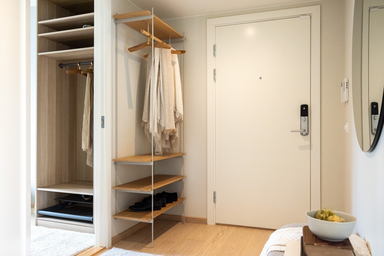 - Her er det god plass til sko og yttertøy - Galleribilde