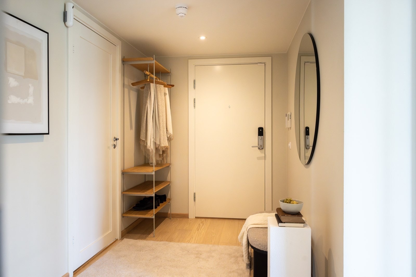 - Velkommen inn! Det første som møter deg i leiligheten er en lys, romslig og innbydende entré som gir et godt førsteinntrykk av leiligheten - Galleribilde